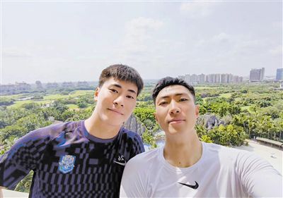 若何看著他人流血，本身卻財源滾滾？一個古惑生意人（森姆積遜飾）成立殘酷網站，專門叫人打個死往活來。他的最新棋子是被綁架的消防員年夜衛勞德（基倫路斯飾），他被软禁，独一前途就是打敗所有對手。為了重獲自由，勞德答應參加一系列殘酷打鬥。他打敗一個個對手，但最嚴峻的挑戰還在前面。勞德不吝接管挑戰，也黑暗準備給這個殘酷遊戲的幕後弄手一個致命打擊。參與表演的還包罗金年夜賢（電視劇〈謎〉）和妮娜杜波芙（電視劇〈吸血新世代〉）
